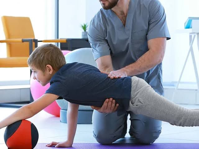 التدخل المبكر لدعم الأطفال ذوي الاحتياجات الخاصة عبر خطط علاج طبيعي ووظيفي متخصصة بمركز مراحل العلاج