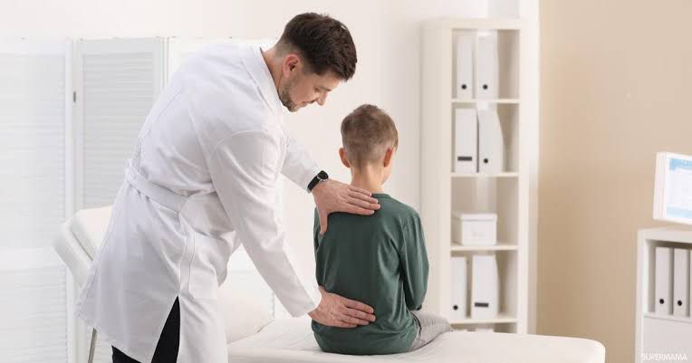 كيف يساعد العلاج الطبيعي في علاج الجنف لدى الأطفال؟