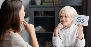 علاج اضطرابات النطق والتخاطب عند الأطفال - مركز مراحل العلاج