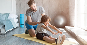 العلاج الطبيعي للاطفال لتحسين المهارات الحركية وتقوية العضلات باستخدام أساليب حديثة وتمارين تفاعلية