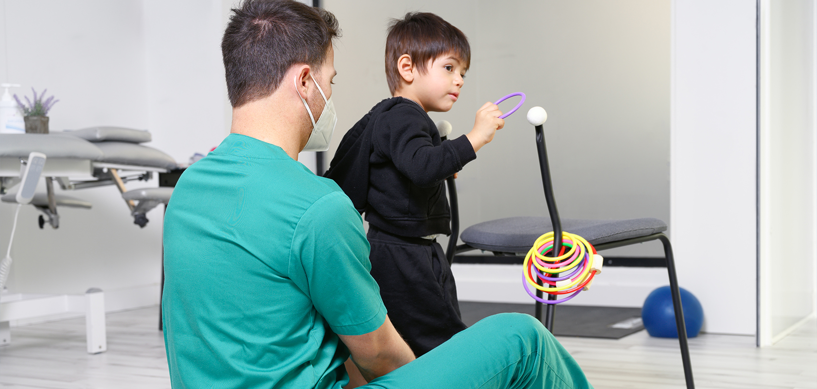 العلاج الطبيعي للأطفال: الأساليب الحديثة وأهمية دور الأسرة