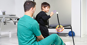 العلاج الطبيعي للأطفال باستخدام التمارين الحركية لتطوير القدرات الجسدية